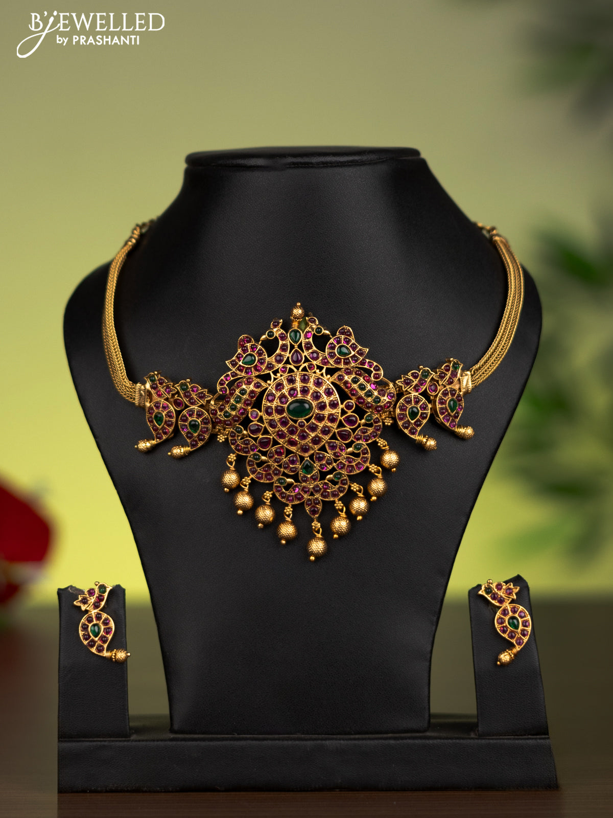 Antique attigai necklace manga pattern with kemp stones and golden beads hanging